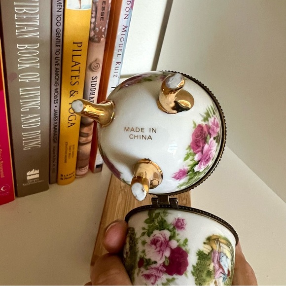 Antique Victorian Style Egg-Shaped Jewelry Box - Picture 4 of 4